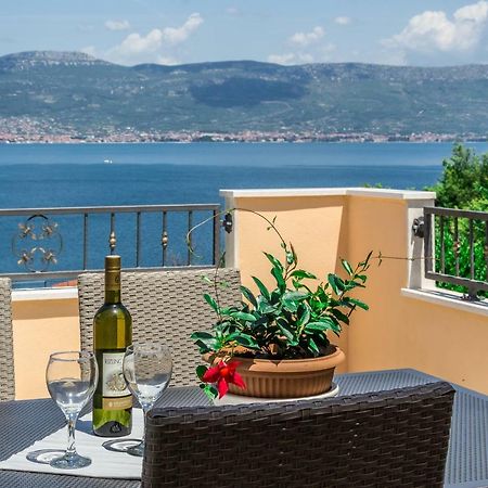 Apartment Leut With Spacious Terrace And Sea View Slatine Bagian luar foto