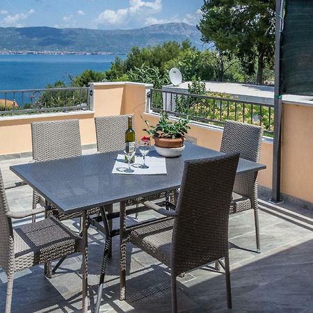 Apartment Leut With Spacious Terrace And Sea View Slatine Bagian luar foto