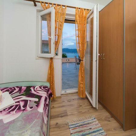 Apartment Leut With Spacious Terrace And Sea View Slatine Bagian luar foto