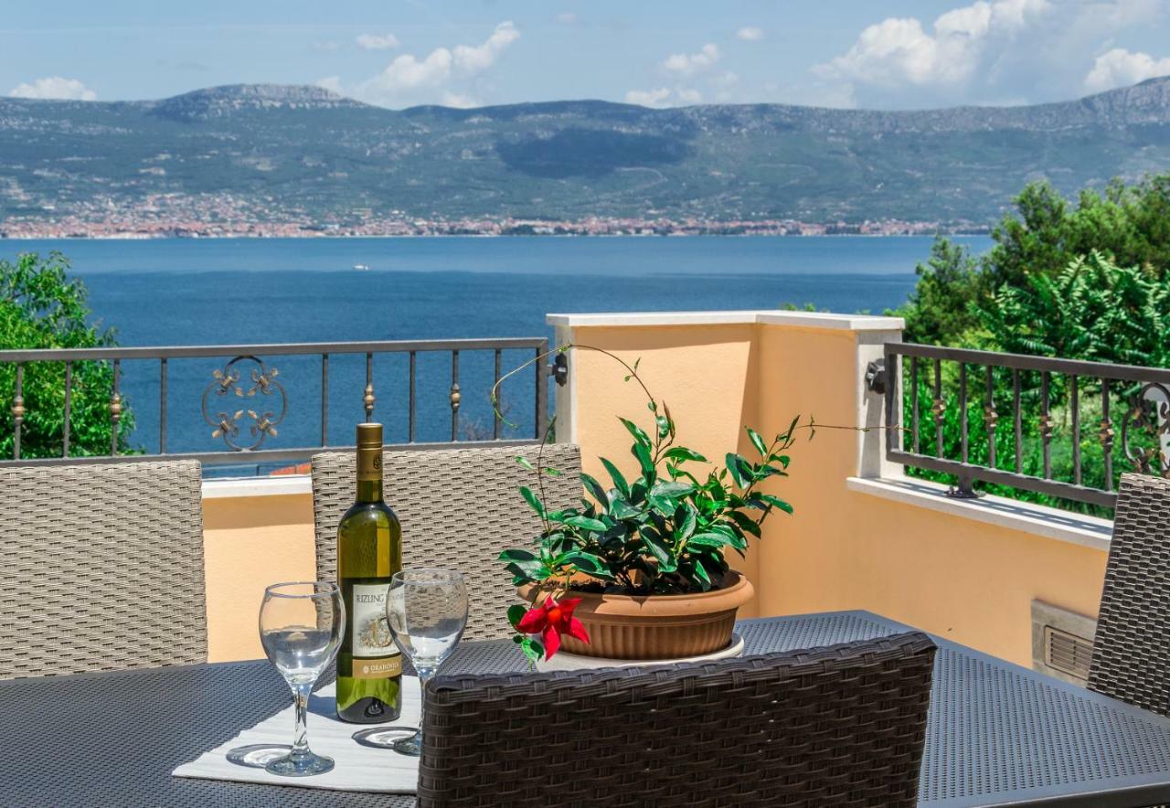 Apartment Leut With Spacious Terrace And Sea View Slatine Bagian luar foto