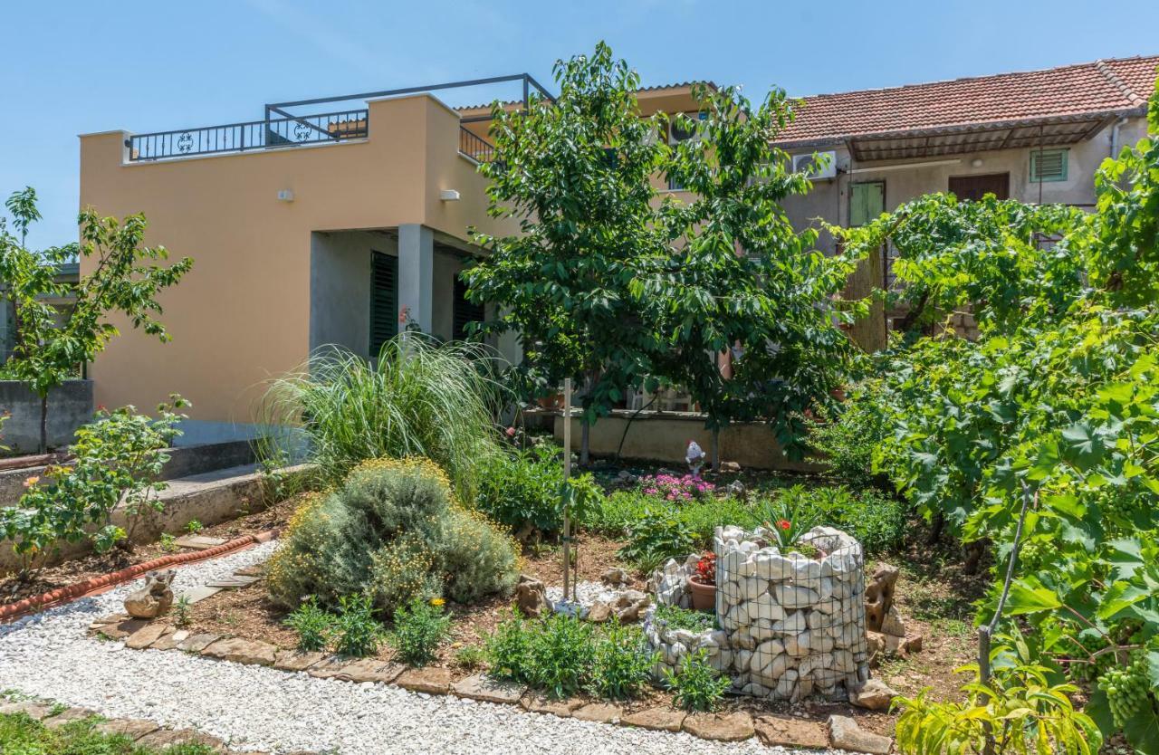 Apartment Leut With Spacious Terrace And Sea View Slatine Bagian luar foto