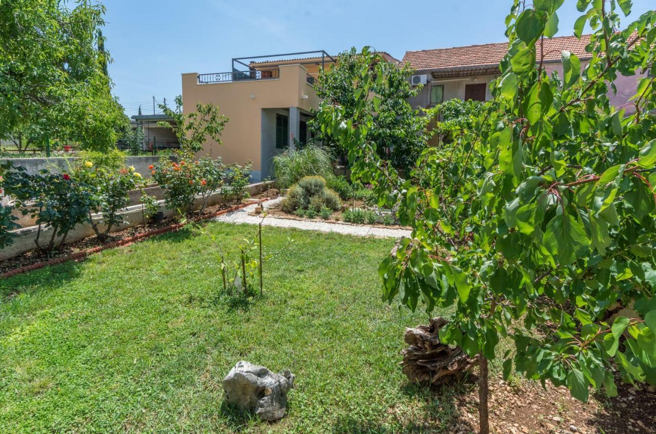 Apartment Leut With Spacious Terrace And Sea View Slatine Bagian luar foto