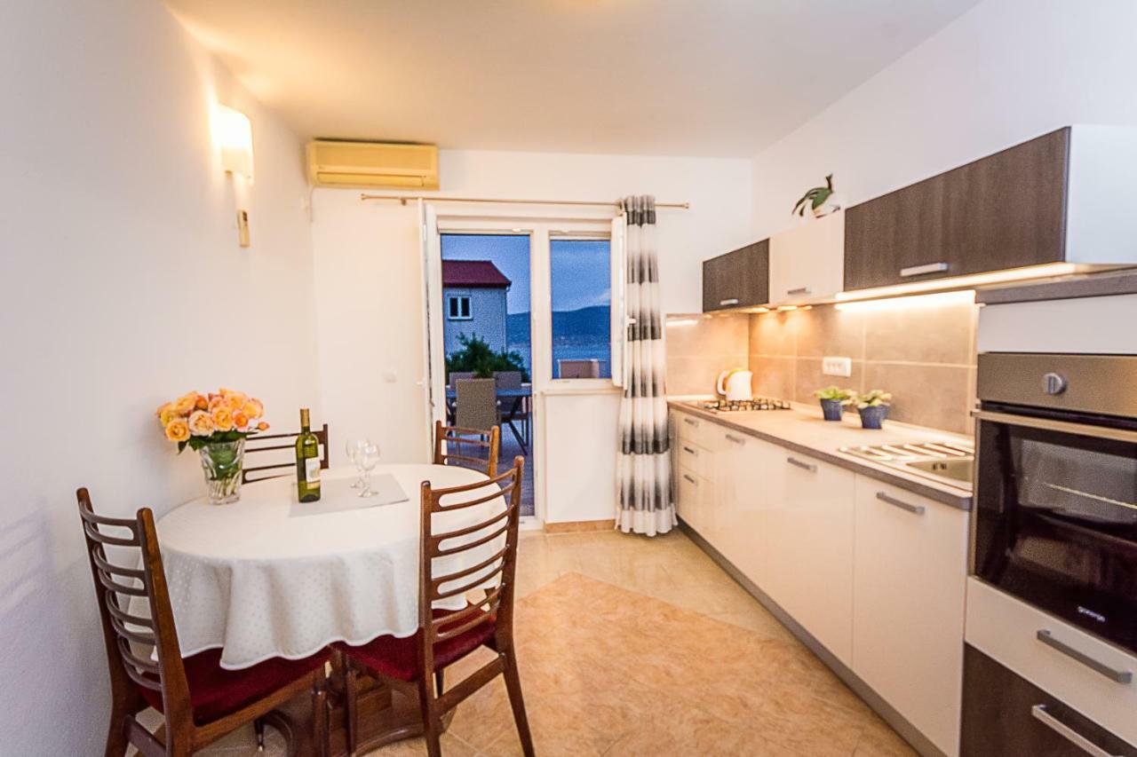 Apartment Leut With Spacious Terrace And Sea View Slatine Bagian luar foto
