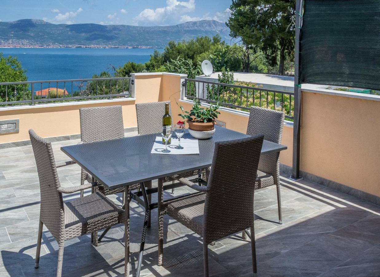 Apartment Leut With Spacious Terrace And Sea View Slatine Bagian luar foto