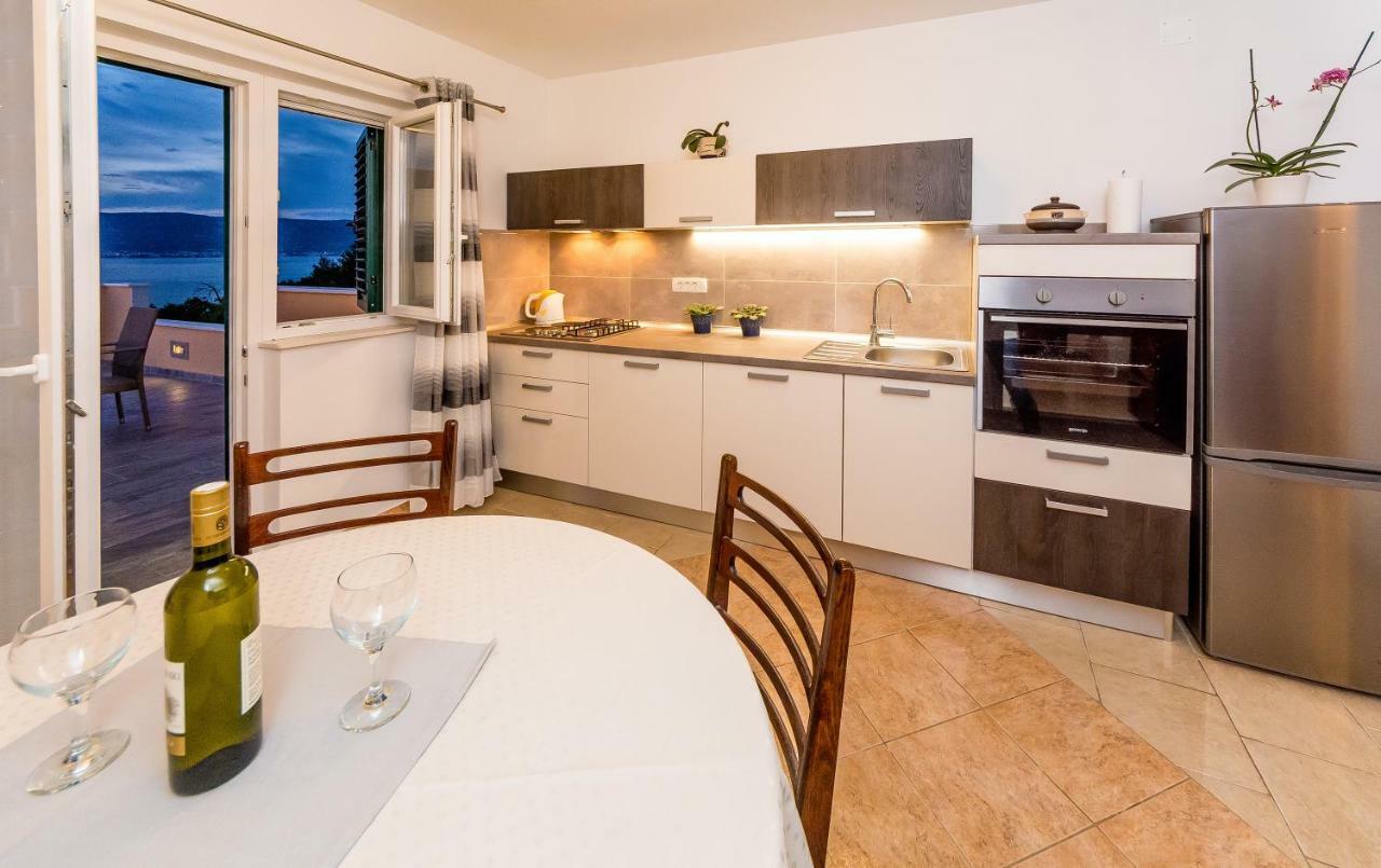 Apartment Leut With Spacious Terrace And Sea View Slatine Bagian luar foto