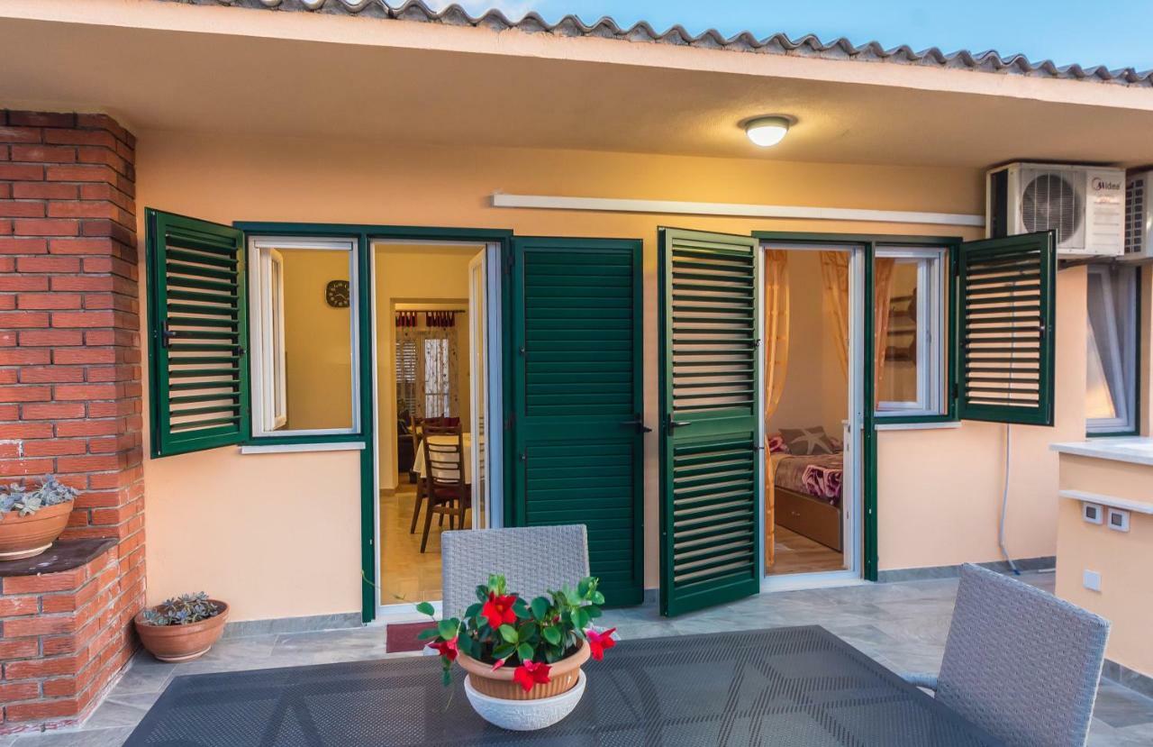 Apartment Leut With Spacious Terrace And Sea View Slatine Bagian luar foto