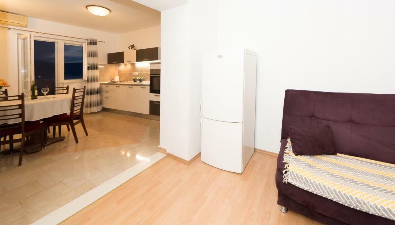 Apartment Leut With Spacious Terrace And Sea View Slatine Bagian luar foto