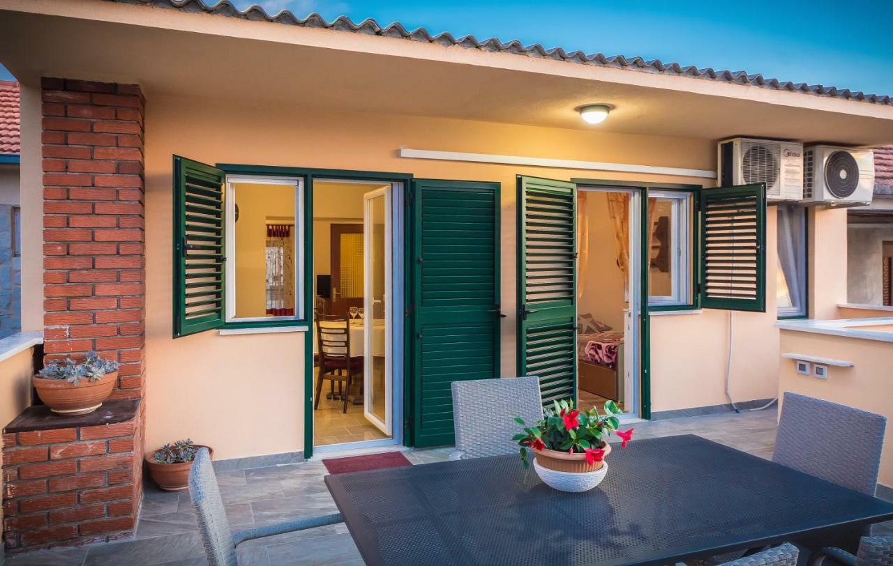 Apartment Leut With Spacious Terrace And Sea View Slatine Bagian luar foto