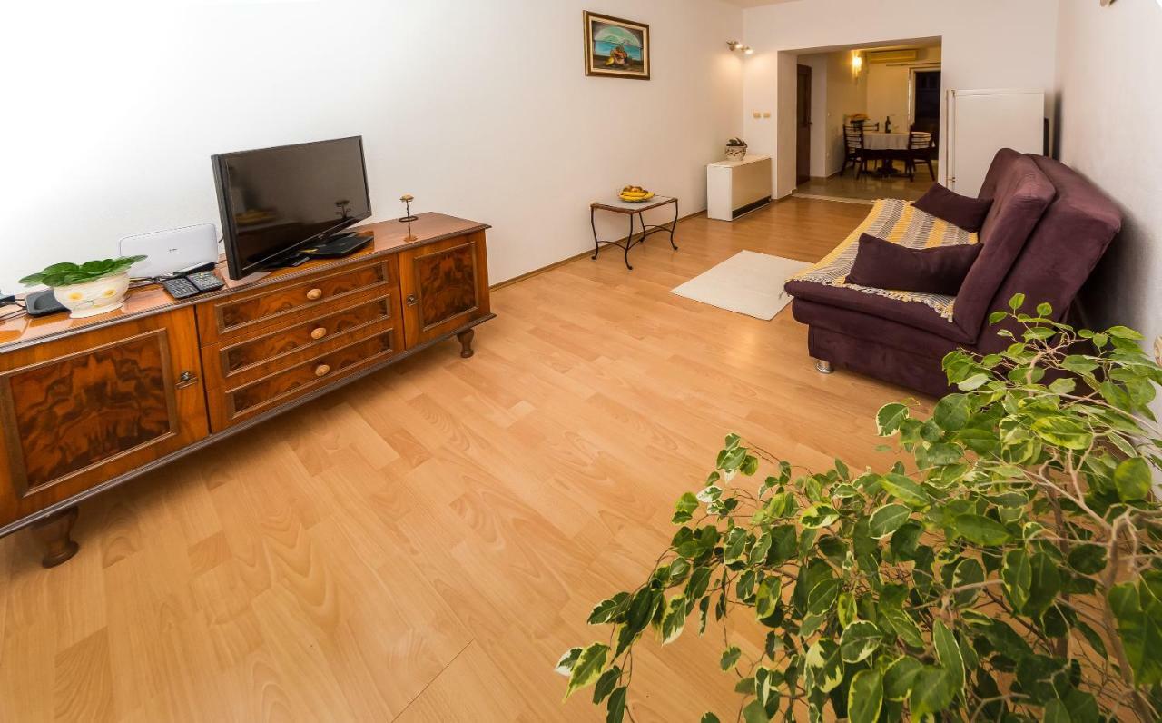 Apartment Leut With Spacious Terrace And Sea View Slatine Bagian luar foto