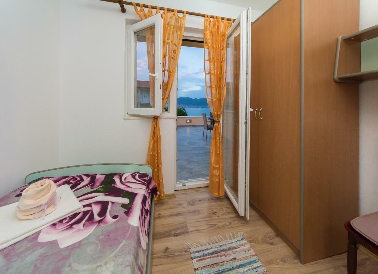 Apartment Leut With Spacious Terrace And Sea View Slatine Bagian luar foto