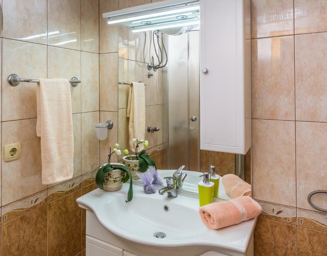 Apartment Leut With Spacious Terrace And Sea View Slatine Bagian luar foto