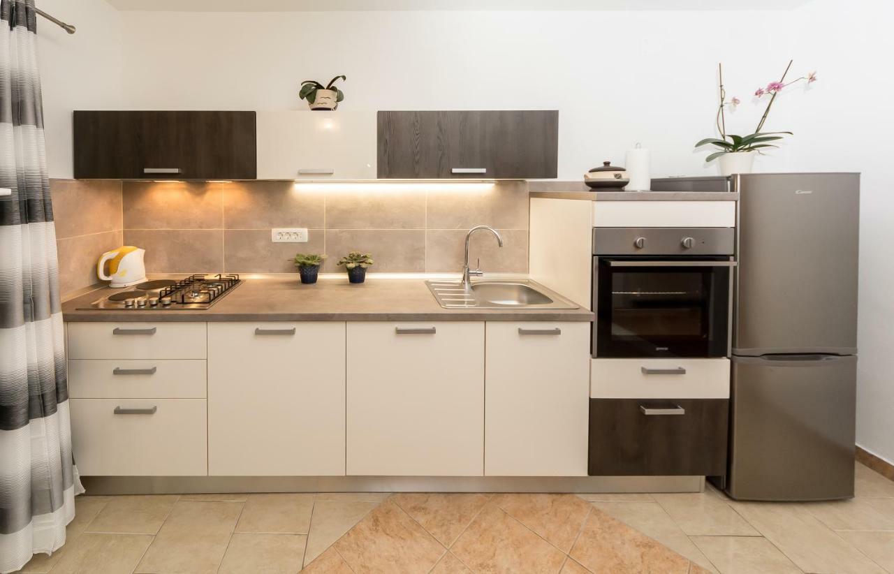 Apartment Leut With Spacious Terrace And Sea View Slatine Bagian luar foto