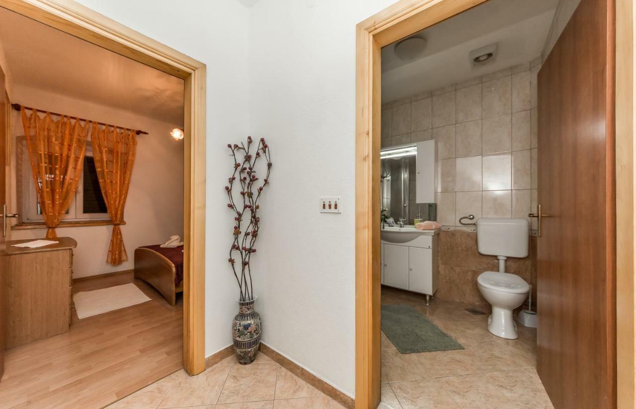 Apartment Leut With Spacious Terrace And Sea View Slatine Bagian luar foto