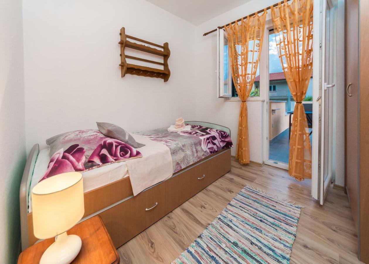 Apartment Leut With Spacious Terrace And Sea View Slatine Bagian luar foto