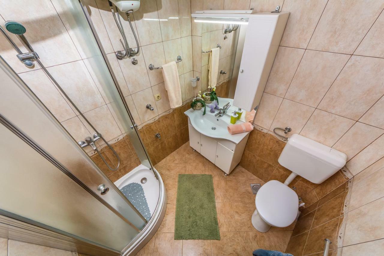 Apartment Leut With Spacious Terrace And Sea View Slatine Bagian luar foto